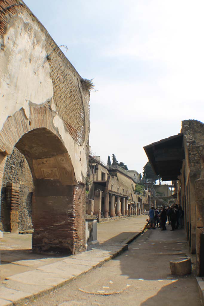 Herculaneum. March 2014. 
Looking north-east towards four-sided arch at east front side of Augusteum on Decumanus Maximus.
Foto Annette Haug, ERC Grant 681269 DÉCOR.
